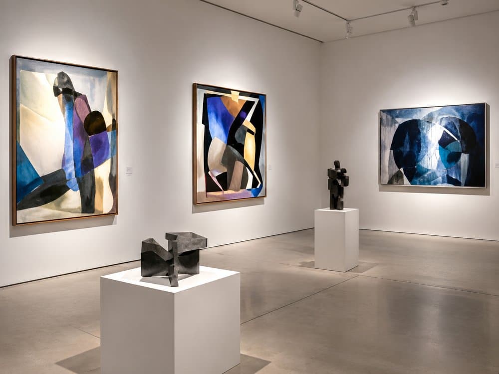 Galería de arte con obras expuestas