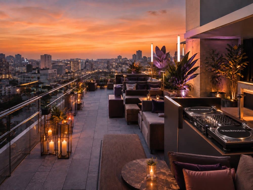 Sesión de DJ en una terraza rooftop al atardecer
